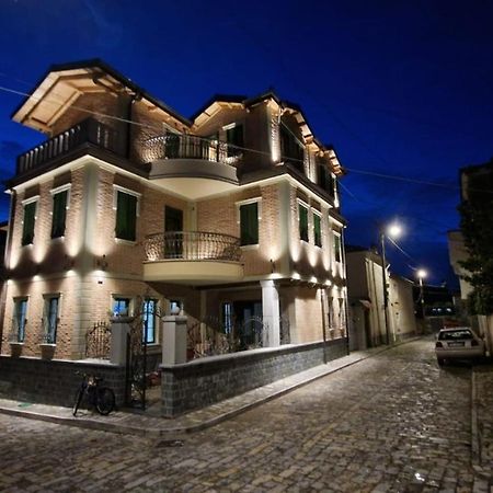Bujtina Behram Hotel Korce Buitenkant foto