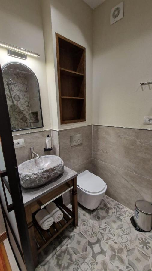 Bujtina Behram Hotel Korce Buitenkant foto