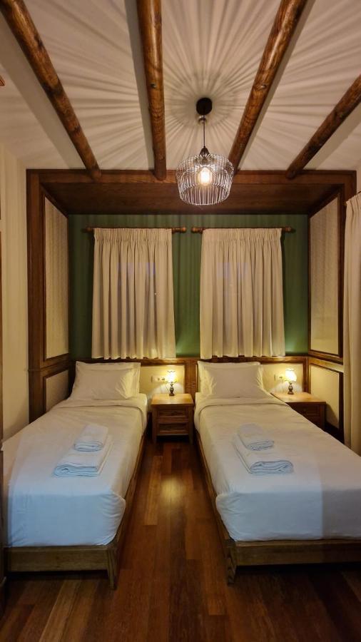 Bujtina Behram Hotel Korce Buitenkant foto