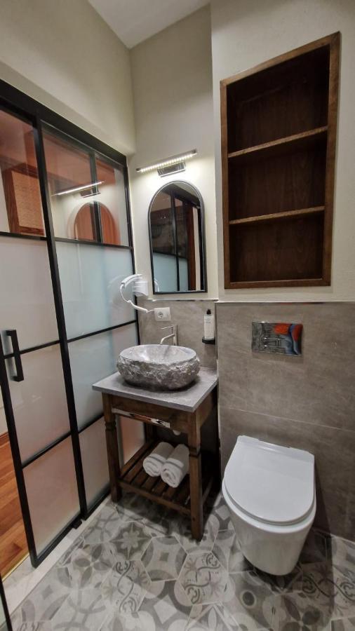 Bujtina Behram Hotel Korce Buitenkant foto