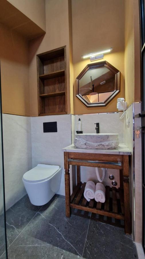 Bujtina Behram Hotel Korce Buitenkant foto