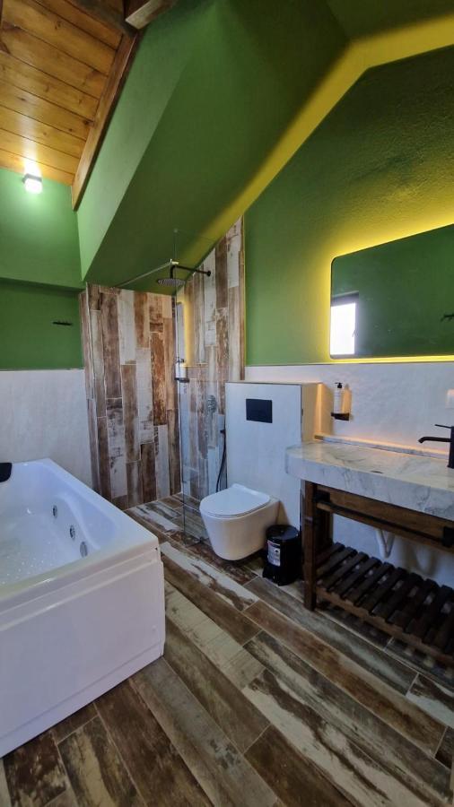 Bujtina Behram Hotel Korce Buitenkant foto