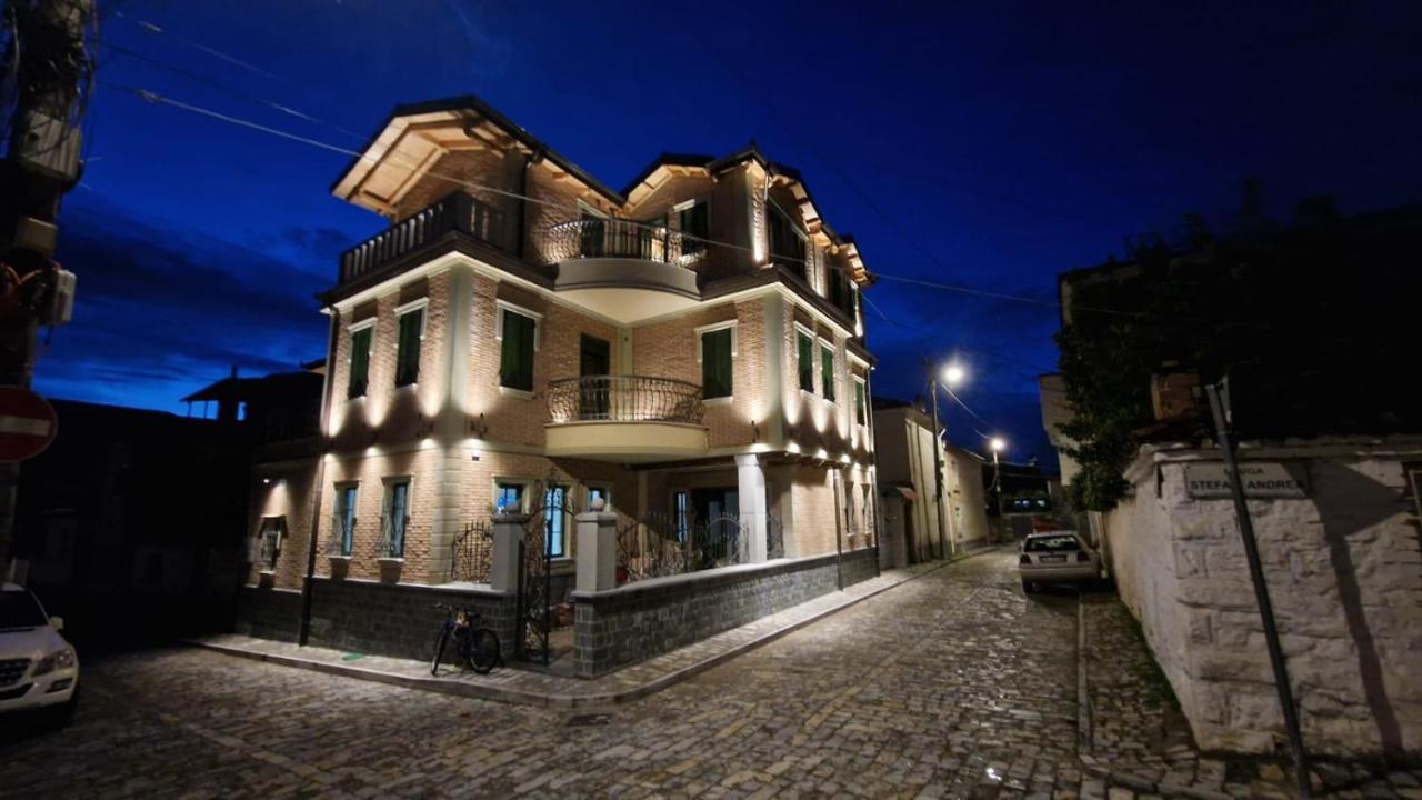 Bujtina Behram Hotel Korce Buitenkant foto