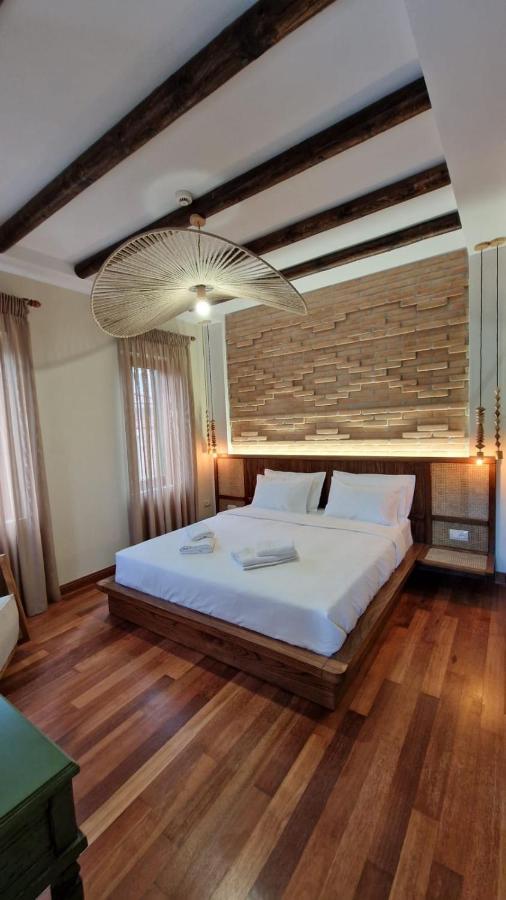 Bujtina Behram Hotel Korce Buitenkant foto