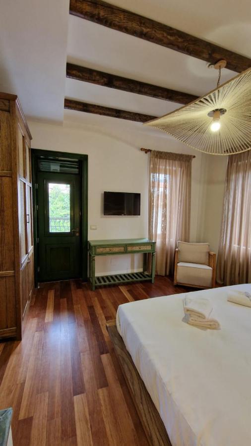 Bujtina Behram Hotel Korce Buitenkant foto