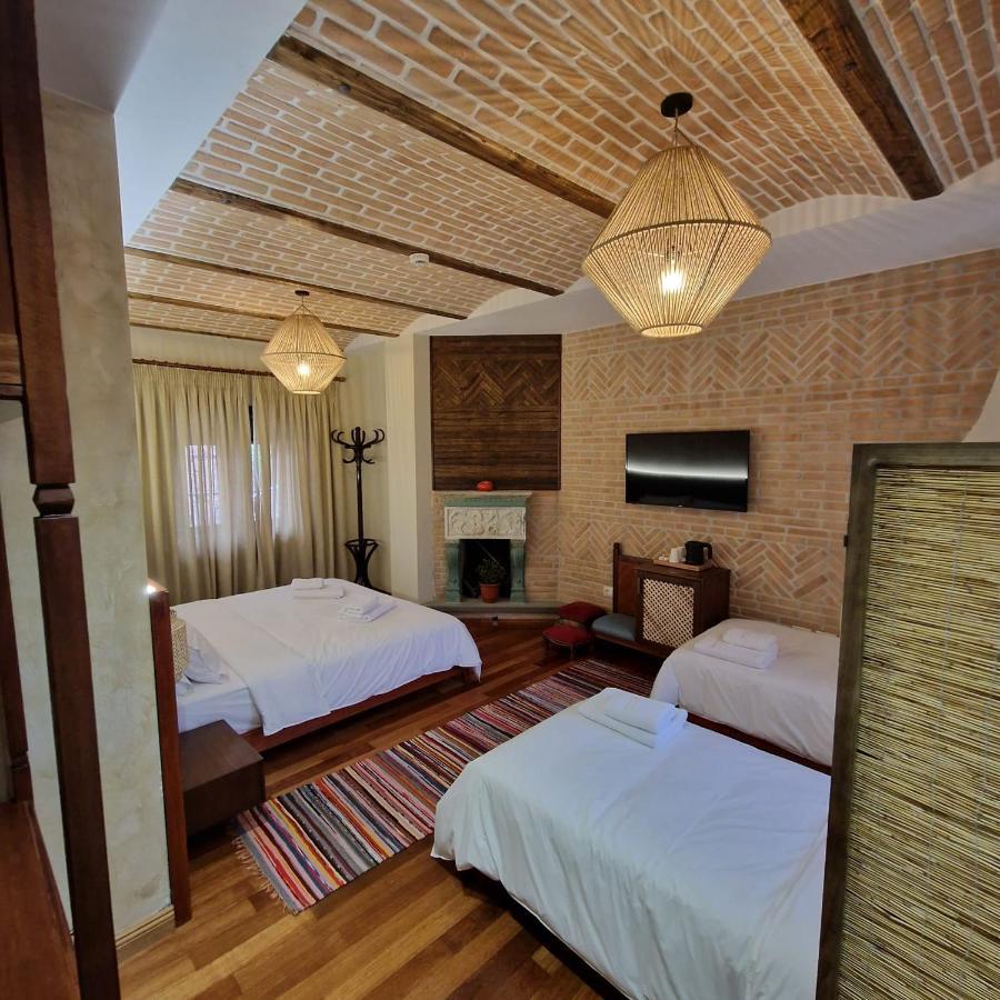 Bujtina Behram Hotel Korce Buitenkant foto