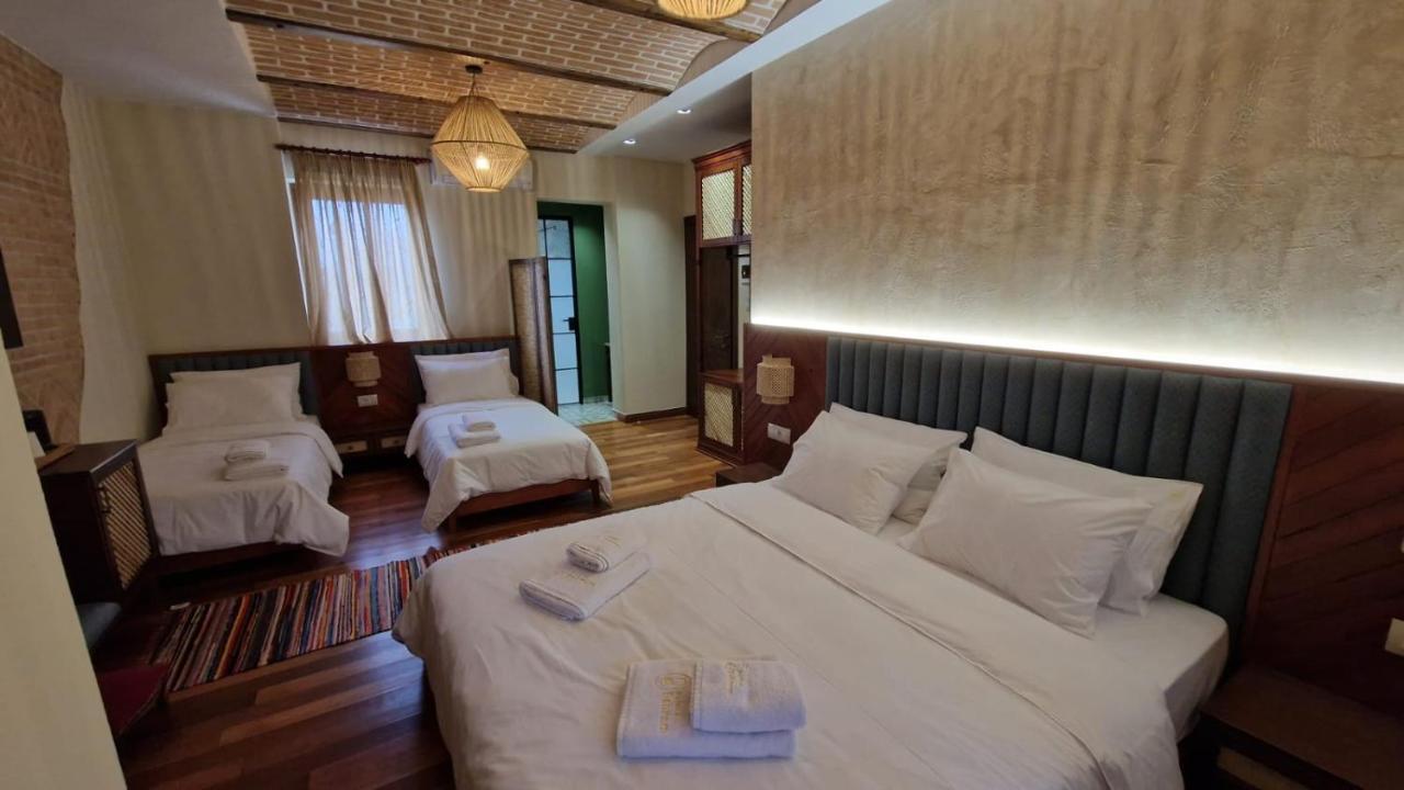 Bujtina Behram Hotel Korce Buitenkant foto