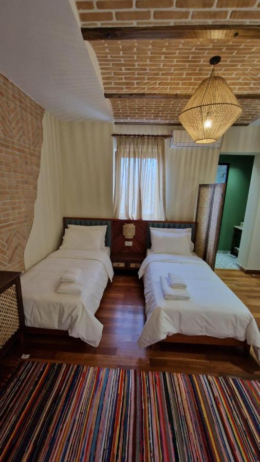 Bujtina Behram Hotel Korce Buitenkant foto