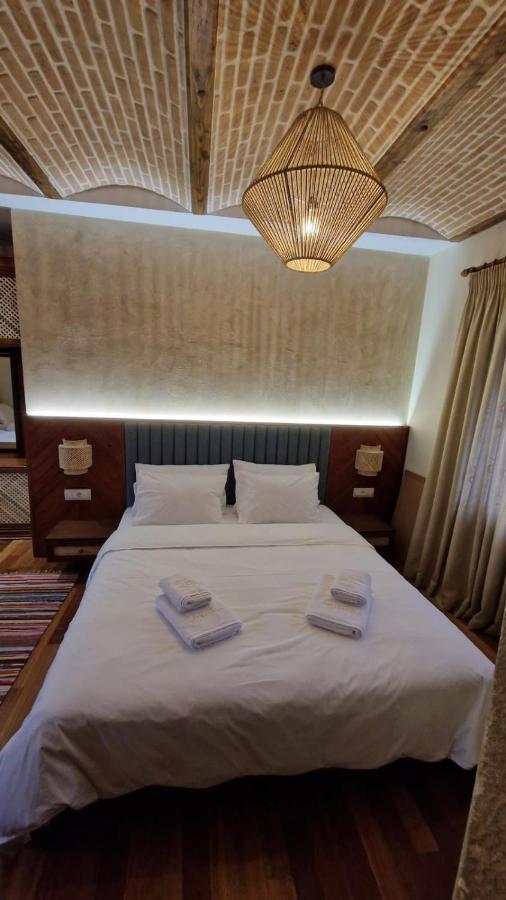 Bujtina Behram Hotel Korce Buitenkant foto